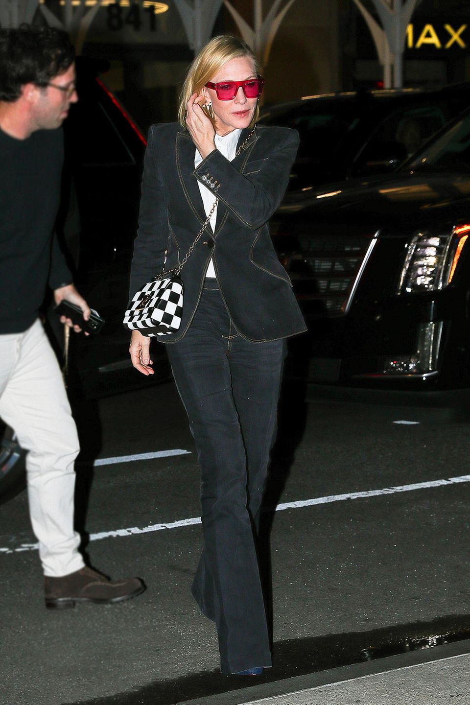 Cate Blanchett macht die Straßen New Yorks unsicher. Ihr einem Denim-Zweiteiler und süßer Louis Vuitton-Bag macht sie alles richtig. Der Fokus ihres Outfits liegt jedoch bei der pinken Sonnenbrille. Sinnvoll? Bei der Uhrzeit des Fotos wohl eher nicht. Stylisch? Auf jeden Fall!