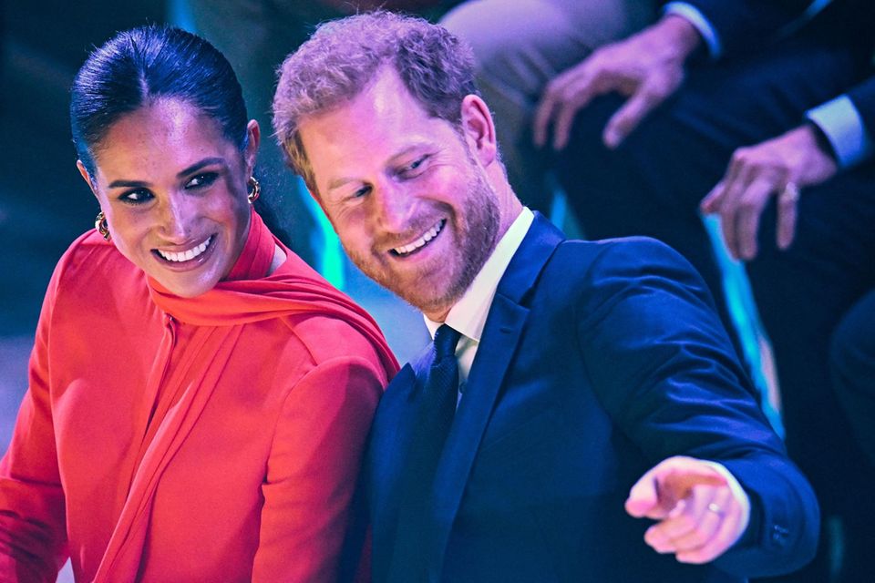 Prinz Harry Und Herzogin Meghan: Händchen Haltend Hinter Der Bühne ...