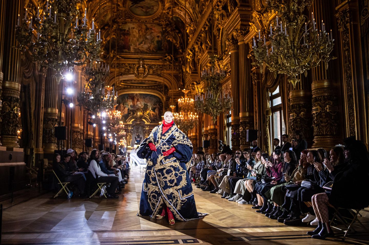 Eindrucksvoller als im Foyer der Opéra Garnier hätte Thom Browne seine Cinderella-inspirierte Kollektion gar nicht inszenieren können. Auf dem Laufsteg mit dabei: Gwendoline Christie.
