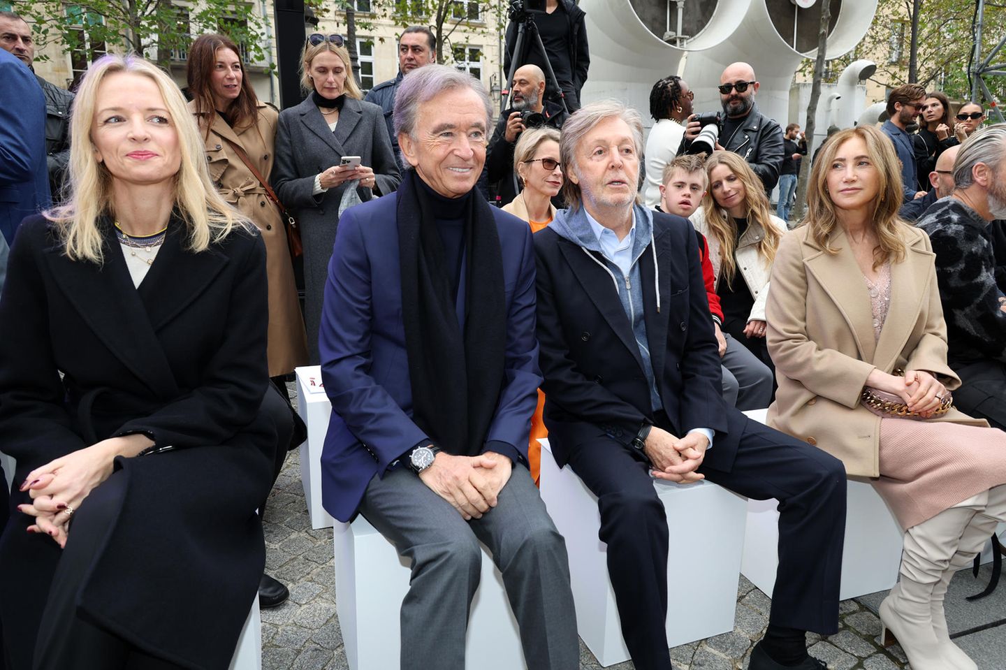 Der stolze Papa Paul McCartney sitzt natürlich in der Front Row, zusammen mit seiner Frau Nancy und links von ihnen Delphine Arnault und LVMH-CEO Bernard Arnault.
