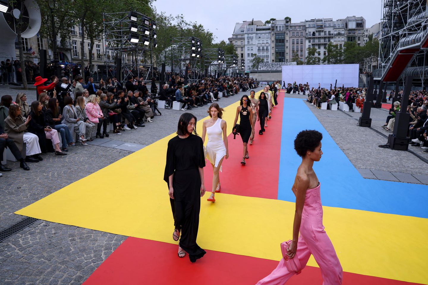 Open-Air-Fashion: Vor dem Centre Pompidou lässt Stella McCartney ihre Models mit der neuen Kollektion über den Catwalk laufen.