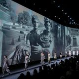 Beeindruckend wird die Chanel-Kollektion mit riesigen Motiven aus der römischen Antike untermalt.