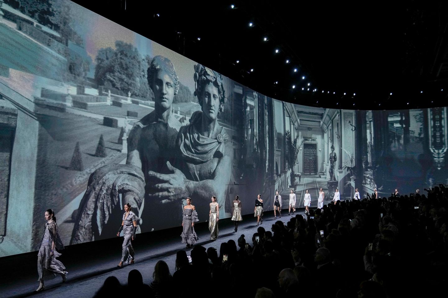 Beeindruckend wird die Chanel-Kollektion mit riesigen Motiven aus der römischen Antike untermalt.