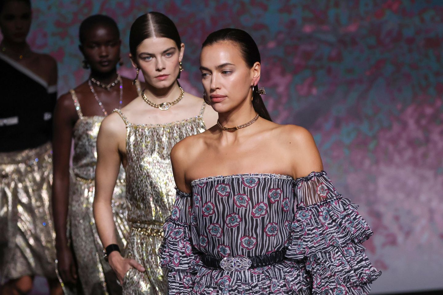 Topmodel Irina Shayk präsentiert einige Teile der Frühjahr/Sommer-Kollektion 2023 von Chanel.