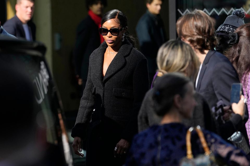 Ein Auftritt, wie es sich für eine Diva gehört: Naomi Campbell besucht die Show von Chanel.
