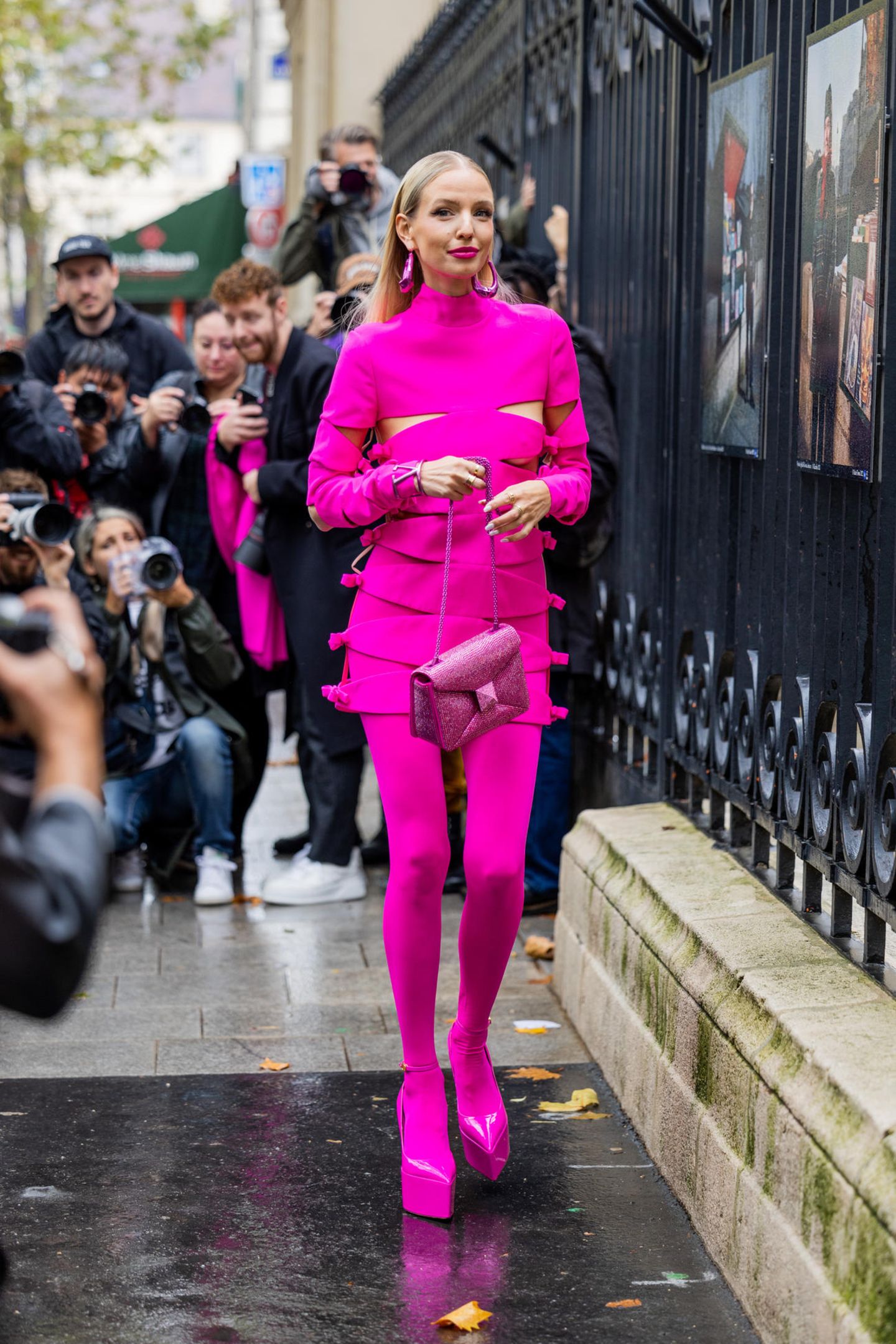 Valentino-Gast Leonie Hanne lässt in ihrem pinkfarbenen Look das verregnete Paris leuchten.