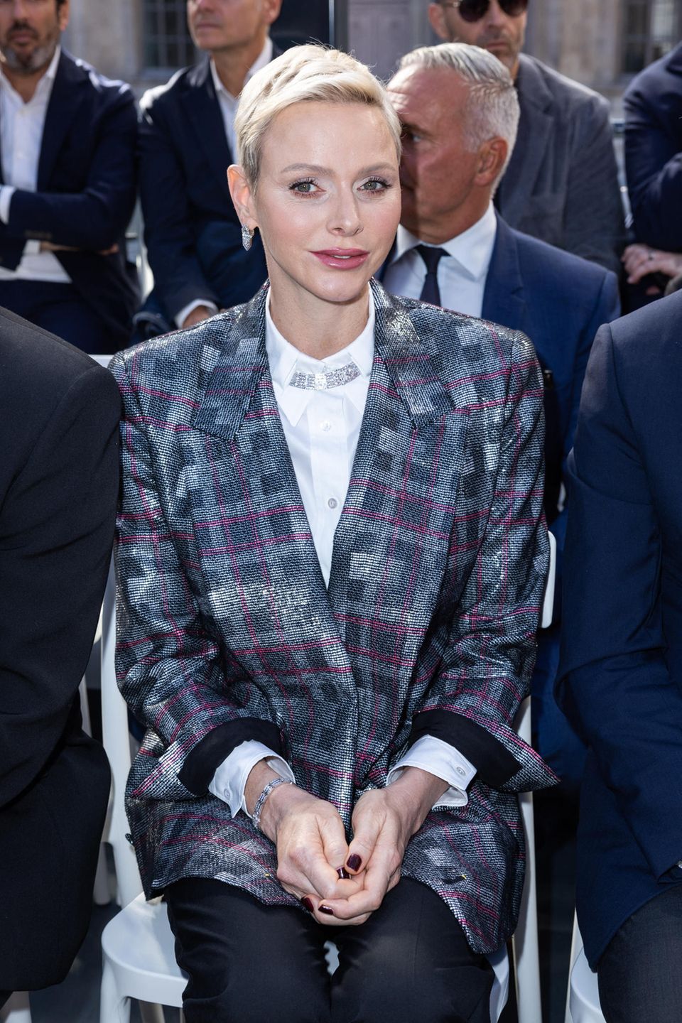 Auch die Show von Louis Vuitton lässt sich Fürstin Charlène nicht entgehen. In einem schimmernden, karierten Blazer des Labels nimmt sie in der Front Row Platz. Besonders ins Auge fällt jedoch ihre Kette, die mit Stoffschlaufen elegant in ihre Bluse integriert wurde.