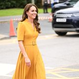 Catherine, Princess of Wales, besucht die Frauenstation des "Royal Surrey County Hospital" in Guildford, England. Für den Termin hat sie sich einen strahlenden Look ausgesucht. Das sonnengelbe Midikleid mit V-Ausschnitt, angedeutetem Kragen und Puffärmelchen von Karen Millen ist gleichermaßen fröhlich und dennoch elegant. Nach der Trauerzeit, in der die Royals sich ausschließlich in Schwarz zeigen, scheint der Frau von Prinz William der Sinn nach Farbe zu stehen.