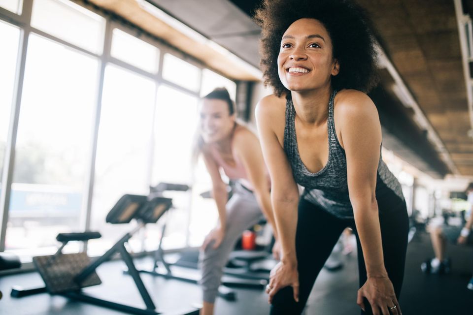 Frauen im Fitnessstudio: Das ist die beste Uhrzeit für Ihr Workout