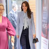 Wenn Catherine mit ihrem Outfit um die Wette strahlt, sind ihr alle Blicke sicher. Für einen überraschenden Besuch mit Ehemann Prinz William in Belfast zeigt sich die Princess of Wales in einem perfekt aufeinander abgestimmtem Ton-in-Ton-Look und wird einmal mehr ihrem Ruf als Stilikone gerecht. Für ihren ersten Termin in Nordirland wählt die dreifache Mutter eine Schluppenbluse aus Seide von Winser London, einen passenden blauen Mantel von Alexander McQueen sowie eine elegante marineblaue Hose. Die royalblaue Box-Bag eines ihrer Lieblingslabels DeMellier London rundet das elegante Outfit perfekt ab. Das helle Blau ist zwar nicht unbedingt eine Herbstfarbe, aber zu Kate passt es hervorragend. 