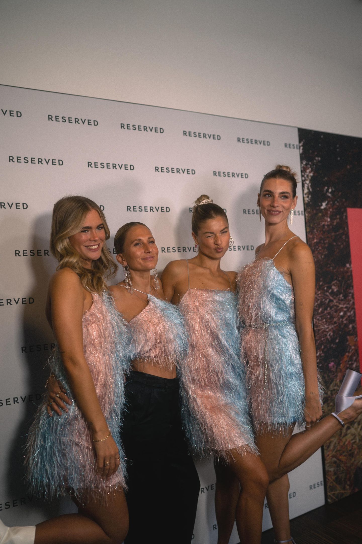 Beim Reserved Fam Day in Hamburg kommen 15 Influencerinnen zusammen, die schon länger mit der Brand kooperieren – unter anderem Jette (henriettehaase) (v.l.), Michi (michivonwant), Laura (lauraverwi) und Justine (justineschlue). Natürlich alle in Outfits der polnischen Fashion-Brand.