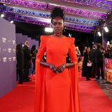 Anna Diops Red-Carpet-Look in dunklem, krätftigem Orangerot ist an Eleganz nicht zu überbieten. So wunderschön gestylt besucht die Schauspielerin die Premiere ihres Films "Nanny" in London.