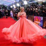 Beste Stimmung und einen bezaubernden, schwungvoll-fedrigen Look von Valentino bringt Florence Pugh mit auf den roten Teppich der "The Wonder-Premiere während des 66. BFI London Film Festivals. 