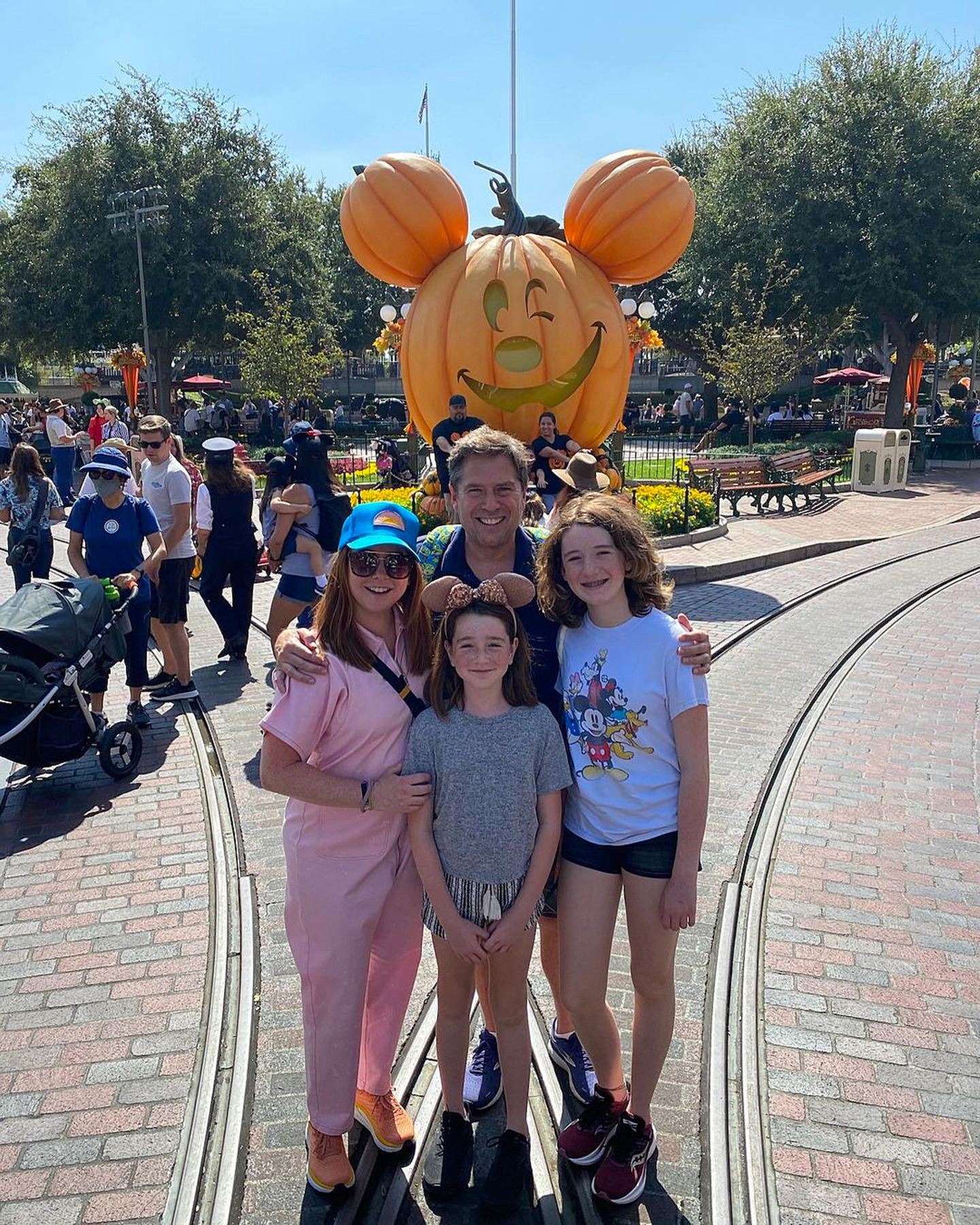 Auch das Disneyland in Anaheim ist schon bereit für Halloween. Das Wetter in Kalifornien ist allerdings noch so schön, dass Alyson Hannigan mit ihrer ganzen Familien einen tollen Tag im beliebten Freizeitpark verbringen kann. 