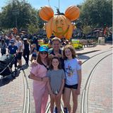 Auch das Disneyland in Anaheim ist schon bereit für Halloween. Das Wetter in Kalifornien ist allerdings noch so schön, dass Alyson Hannigan mit ihrer ganzen Familien einen tollen Tag im beliebten Freizeitpark verbringen kann. 