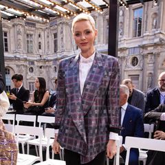 Auch Fürstin Charlène gehört zu den vielen Stargästen der Louis-Vuitton-Show. Im karierten Blazer des Labels vereint sie Glamour und 80s-Style.