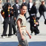 Der letzte Tag der Paris Fashion Week lockt noch mal jede Menge Stars zu den Shows. Alicia Vikander ist unterwegs zu Louis Vuitton.