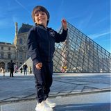 Beim ersten Besuch im Pariser Museum Louvre darf ein "Piekser" an der Spitze der Glaspyramide nicht fehlen. Das gilt auch für Eva Longorias süßen Spross Santiago, der mit seiner Mama gerade die schöne Metropole an der Seine entdeckt.