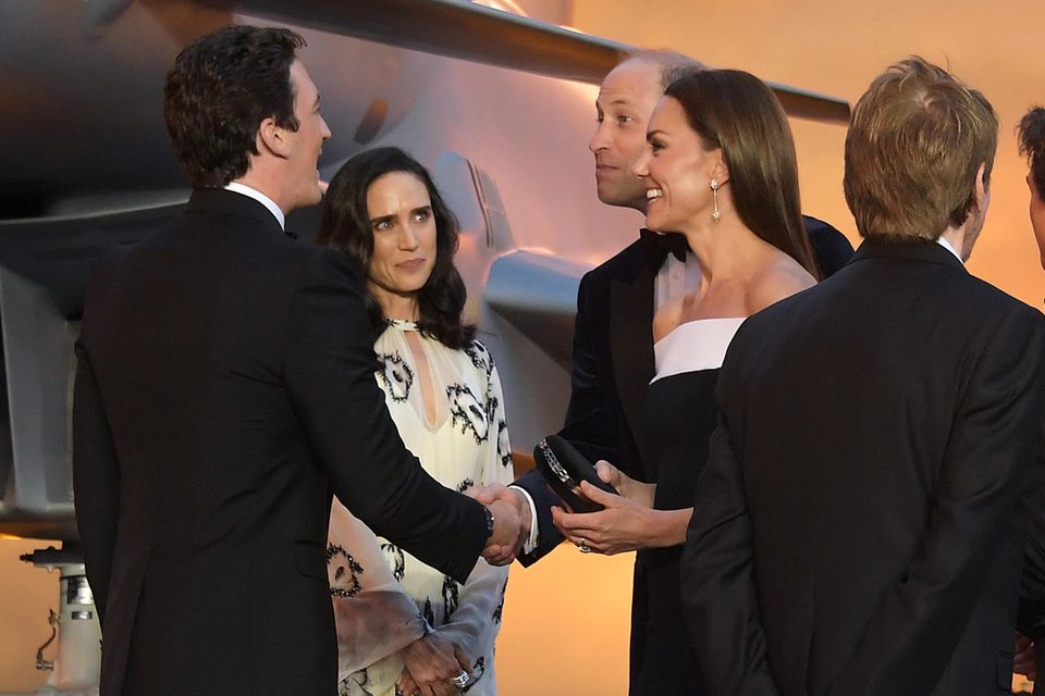Prinz William + Catherine, Princess of Wales: Da war Miles Teller wohl zu vorschnell, als er William, Prince of Wales bei der UK-Premiere des Action-Hits "Top Gun: Maverick" am 19. Mai 2022 in London die Hand hinstreckte. Da war Miles Teller wohl zu vorschnell, als er William, Prince of Wales bei der UK-Premiere des Action-Hits "Top Gun: Maverick" am 19. Mai 2022 in London die Hand hinstreckte.
