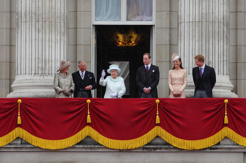 Queen Elizabeth (†96) mit Camilla, Charles, William, Catherine und Harry auf dem Balkon des Buckingham Palastes am 5. Juni 2012.