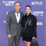 Auf dem roten Teppich des London Film Festivals denkt sich Ruby O. Fee wohl "Doppel hält besser", denn die Schauspielerin trägt gleich zwei Handtaschen zu ihrem Look. Die schicken Modelle, mit auffälligen weißen Nähten von Fendi, sehen aber auch einfach zu gut aus und runden den schwarzen Komplett-Look hervorragend ab. Ihr Freund Matthias Schweighöfer überzeugt in einem eleganten grauen Anzug. 