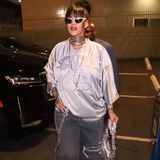 Rihanna präsentiert sich in Los Angeles in einem lässigen Baggy-Look, der durch ein ganz bestimmtes Accessoire zum Hingucker wird. Denn neben dem weiten Football-Shirt, der grauen Jeans von Diesel sowie der Tasche und Sonnenbrille von Balenciaga, fällt vor allem ihr Schmuck auf. An ihrer Halskette hängt ein großer "D"-Anhänger, der für Spekulationen sorgt. Offenbart die Sängerin damit etwa den Anfangsbuchstaben des Namens ihres Sohnes? Tatsächlich ist die Kette von Dior und somit steht der Buchstabe nur für das Label. 