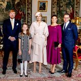 Beim Empfang im königlichen Schloss in Schweden fällt vor allem Prinzessin Estelle in ihrem süßen Look auf. In einem karierten Kleid mit weißer Strumpfhose posiert sie für die Kameras. Mit der schwarzen Handtasche und den passenden Ballerinas verzaubert sie die royalen Besucher:innen sowie ihre Eltern. 