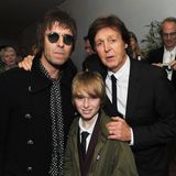 Bereits 2013,  als er noch ein Kind war, posierte Gene Gallagher dank seines berühmten Vaters mit großen Weltstars. An der Seite von Papa Liam Gallagher lächelt er mit niemand Geringerem als Paul McCartney in die Kameras. 