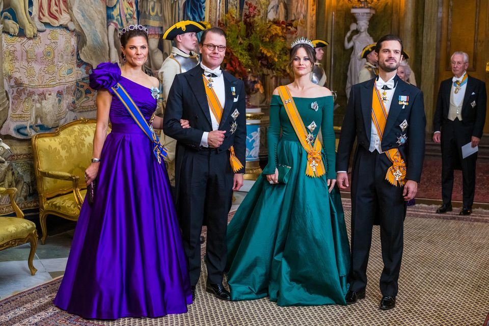 Princess Sofia: Victoria and Sofia in blue and green Victoria and Sofia in blue and green