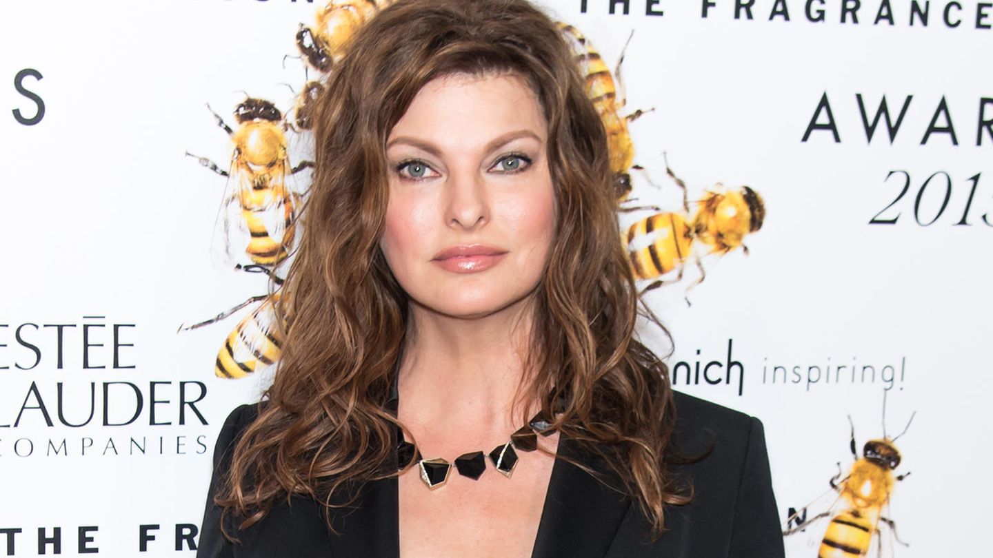 Linda Evangelista Model teilt seltenen Schnappschuss mit ihrem Sohn