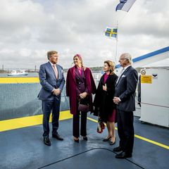 13. Oktober 2022  Am dritten Tag ihres Staatsbesuchs in Schweden fahren König Willem-Alexander und Königin Máxima gemeinsam mit Königin Silvia und König Car Gustaf nach Göteborg. Bei der Überfahrt mit der Elektrofähre "Eloise" bleibt Zeit für ein Gespräch zwischen den beiden Königspaaren. 