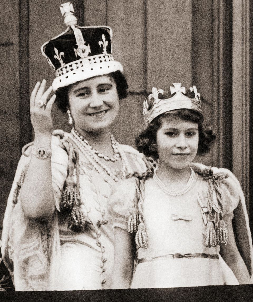 Queen Elizabeth (hier mit ihrer Tochter Prinzessin Elizabeth) trägt am Tag ihrer Krönung die Krone mit dem Koh-i-Noor-Diamant.