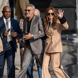 George Clooney und Julia Roberts verstehen sich nicht nur privat sehr gut. Auch in Sachen Fashion harmoniert das Schauspiel-Duo perfekt – aber trotzdem ist eine der beiden mutiger. Während George auf einen schlichten grauen Anzug setzt, zeigt sich die "Pretty Woman"-Schauspielerin auf dem Weg zu Jimmy Kimmel in einem auffälligen Anzug aus der Gucci x Adidas Kollektion. Besonders auffällig: die Streifen an der Seite der Hose sowie die Fell-Details am Ärmelende. 