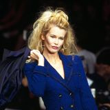 Supermodel Claudia Schiffer war diejenige, die den royalblauen Chanel-Blazer im März 1995 auf dem Laufsteg präsentierte. Damals war der 2019 verstorbene Karl Lagerfeld Kreativdirektor und Chefdesigner des Luxuslabels.