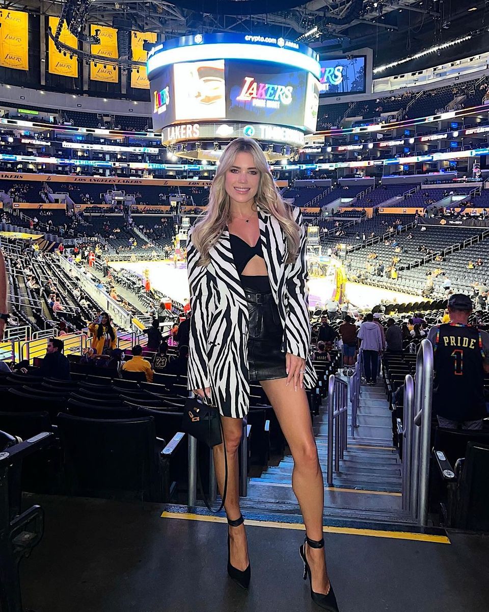 Hui! Mit diesem sexy Ledermini- und Zebra-Blazer-Look besucht Sylvie Meis ein Basketballspiel der Lakers in Los Angeles. Und sie dürfte damit zumindest die Fans in ihrem Sitzblock wohl ziemlich vom Spielgeschehen abgelenkt haben.