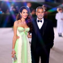 Die 2. Academy Museum Gala gibt schon mal einen guten Eindruck, wie glamourös die Oscars in einigen Monaten werden könnte, denn ganz Hollywood scheint schon in stylischer Feierlaune. So auch Amal und George Clooney, ihr lindgrünes Bustier-Kleid von Del Core macht wirklich Lust auf noch mehr tolle Red-Carpet-Looks.