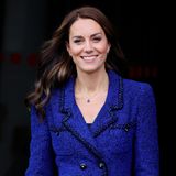 Catherine, Princess of Wales, besitzt viele hochkarätige Schmuckstücke, trotzdem setzt sie gerne auf günstigere Stücke. Besonders eine Kette scheint es ihr jetzt besonders angetan zu haben. Die dünne Round Stilla Kette mit Lapislazuli von Astley Clarke sieht man seit 2021 immer wieder am Hals von Kate. Der Anhänger könnte ein Geschenk von Prinz William zu ihrem 39. Geburtstag gewesen sein, dafür spricht der erste Auftritt mit der Kette, der am 19. Januar stattgefunden hat. Seitdem hat Catherine das Schmuckstück bereits zehnmal getragen – ein neuer Liebling der Princess of Wales? 