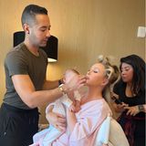Dank Make-up-Artist Joel Vasquez und Haarstylistin Valerie Vanessa wird aus Kathy Hilton eine echte "Glamma", also eine glamouröse Großmutter. Tochter Nicky Hilton hat diesen schönen Moment ihrer Mutter und Enkelkind Nr. 3 festgehalten und erfreut damit ihre Instagram-Gemeinde.