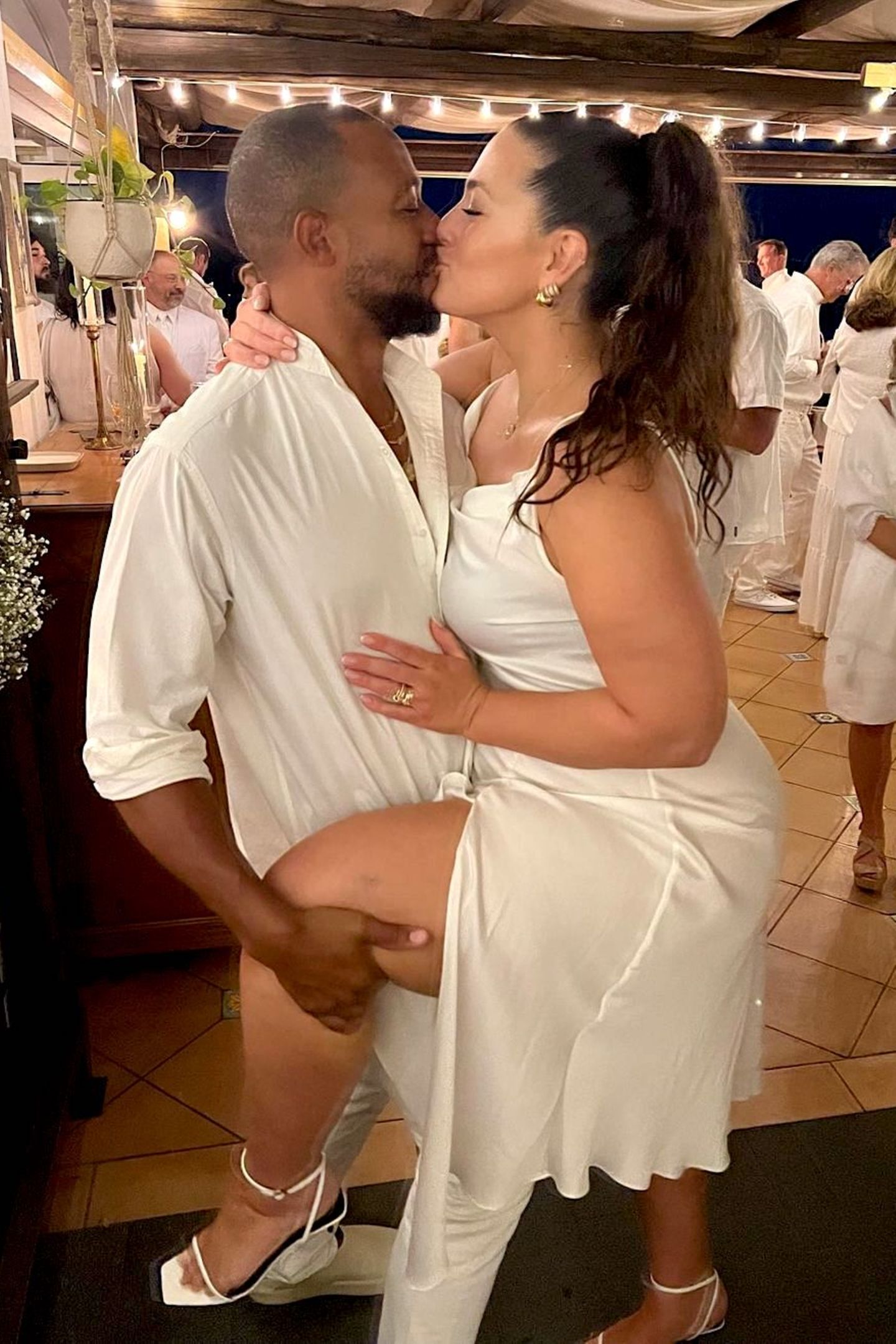 Total verliebt genießen Topmodel Ashley Graham und ihr Mann Justin Ervin "la dolce vita". Die beiden lassen es sich derzeit in der Nähe von Neapel mit Pizza, Pasta und süßen Küssen so richtig gutgehen.