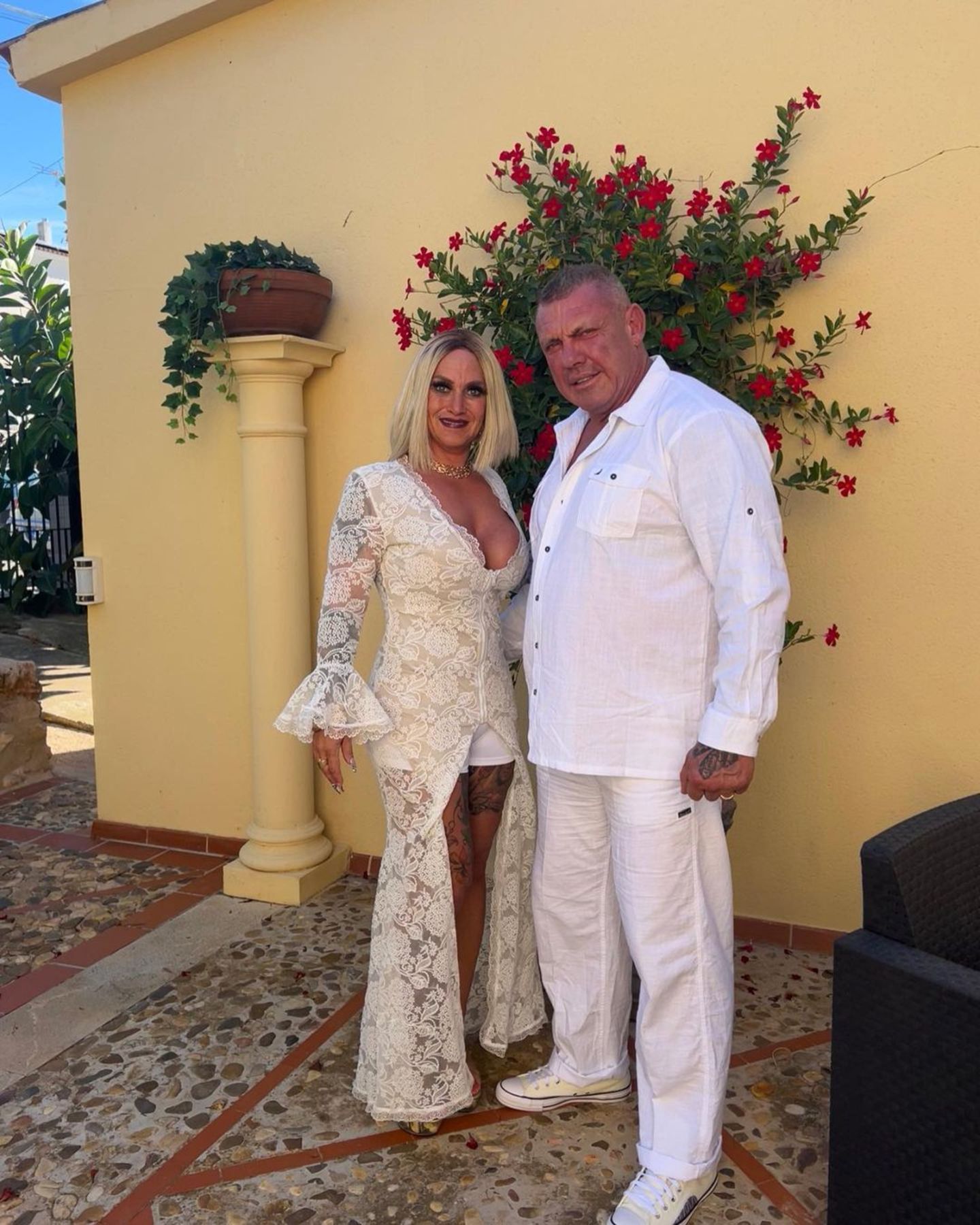 Lisha und Lou feiern Hochzeit auf Mallorca und ihr Fest ist alles andere als traditionell. Anstatt der Braut die Farbe Weiß zu überlassen, sind die Gäste dazu angehalten im stylischen White-Look zu erscheinen. Caro und Andreas Robens lassen sich das nicht zweimal sagen und schlüpfen in Spitze und Leinen. 