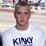 Gefeiert, preisgekrönt und kontrovers diskutiert: Eminem macht sich 1999 mit seinem zweiten Album "Slim Shady LP" einen Namen und feiert als "weißes Wunderkind" in der afroamerikanisch dominierten Rap-Szene Mega-Erfolge. Sein Look: platinblondes, kurzes Haar, blasser Teint, Tattoos und ein desinteressierter Gesichtsausdruck. 