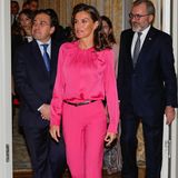 Angekommen in der deutschen Hauptstadt wählt Königin Letizia ein pinkfarbenes Ensemble, erneut von Hugo Boss, welches sie mit spitz zulaufenden Pumps von Isabel Abdo, einer spanischen Designerin, kombiniert. 
