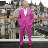 Pierce Brosnan zeigt sich bei der Premiere von "Black Adam" überraschend farbenfroh. In einem knallpinken Anzug posiert er über den Dächern von London. Doch mit der Knallfarbe sieht Pierce nicht nur super stylisch aus, er setzt auch ein Zeichen für den Brustkrebsmonat, der jedes Jahr im Oktober stattfindet. Der frühere James Bond landet somit also direkt einen doppelten Volltreffer.