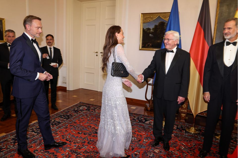 Christian Lindner lässt seiner Frau den Vortritt: Franca Lehfeldt begrüßt Bundespräsident Frank-Walter Steinmeier beim Staatsbankett im Schloss Bellevue