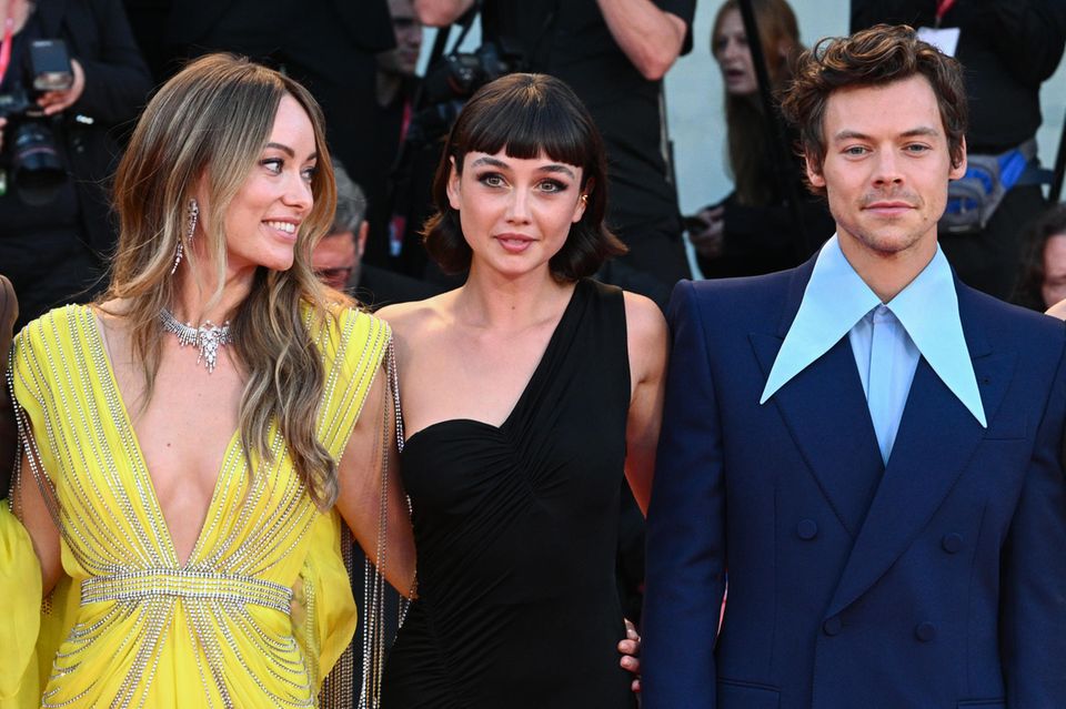 Olivia Wilde: Olivia Wilde, Sydney Chandler und Harry Styles bei der Premiere von "Don't Worry Darling" Anfang September 2022 Olivia Wilde, Sydney Chandler und Harry Styles bei der Premiere von "Don't Worry Darling" Anfang September 2022
