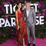 "Ticket to Paradise" heißt der neue Film von George Clooney – doch wenn man den Blick des Schauspielers bei der Premiere deutet, dann scheint er mit seiner Amal schon im Paradies angekommen zu sein. Er schmachtet sie auf dem Red Carpet an. Und auch wir finden: Amal Clooney sieht in ihrem Kleid mit tropischen Muster von Alexander McQueen einfach bezaubernd aus. 