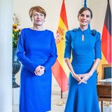 Doppeltes Lottchen-Alarm! An Tag zwei ihrer Deutschland-Reise trifft Königin Letizia von Spanien auf Elke Büdenbender, Ehefrau von Bundespräsident Frank-Walter Steinmeier, und posiert mit ihr im Zwillingslook auf Schloss Bellevue. Die spanische Königin setzt dabei auf ein Kleid von Carolina Herrera mit Blumenapplikationen auf der Schulter und Kristallohrringe von Bulgari. Einziger Unterschied zum Look von Büdenbender: Letizia setzt auf royalblaue Pumps im Ton ihres Kleides, die deutsche First Lady auf ein etwas flacheres Modell in Schwarz. 