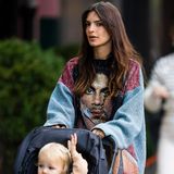 Emily Rajtakowski zeigt sich am Sonntag in New York beim entspannten Spaziergang mit Sohn Sylvester. Das Model trug einen Sweater mit dem Gesicht von Purple-Rain-Legende Prince auf Vorder- und Rückseite. Dazu kombiniert es eine lässige Leggins mit Leoprint.