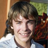Im Laufe seiner langen Karriere entwickelte sich der Schauspieler in Hollywood zum absoluten Frauen-Schwarm und hat sich bereits 2006 mit Highschool Musical in unser aller Herz gespielt (und gesungen)! 2004 sah er allerdings noch aus wie der nette Junge von nebenan. 