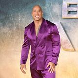 Dwayne Johnson in lilanem Satin-Anzug.